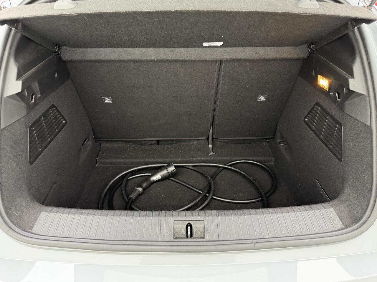 Renault MEGANE E-Tech EV60 Optimum Charge 220 Iconic / SOH 93% / Warmtepomp / Camera Binnenspiegel / 360 Camera / Navigatie / Carplay / Clima / Two Tone / 20" lm