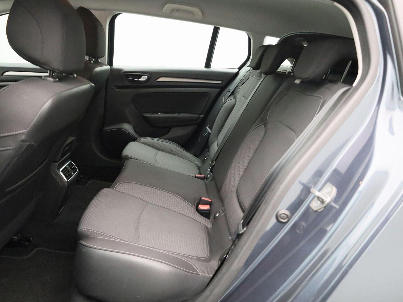 Renault MEGANE Estate 1.3 TCe 140 PK Equilibre Navigatie | Climate Control | Cruise Control | Parkeersensoren Voor en Achter | Apple Carplay & Android Auto