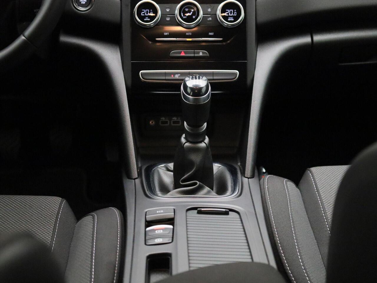 Renault MEGANE Estate 1.3 TCe 140 PK Equilibre Navigatie | Climate Control | Cruise Control | Parkeersensoren Voor en Achter | Apple Carplay & Android Auto