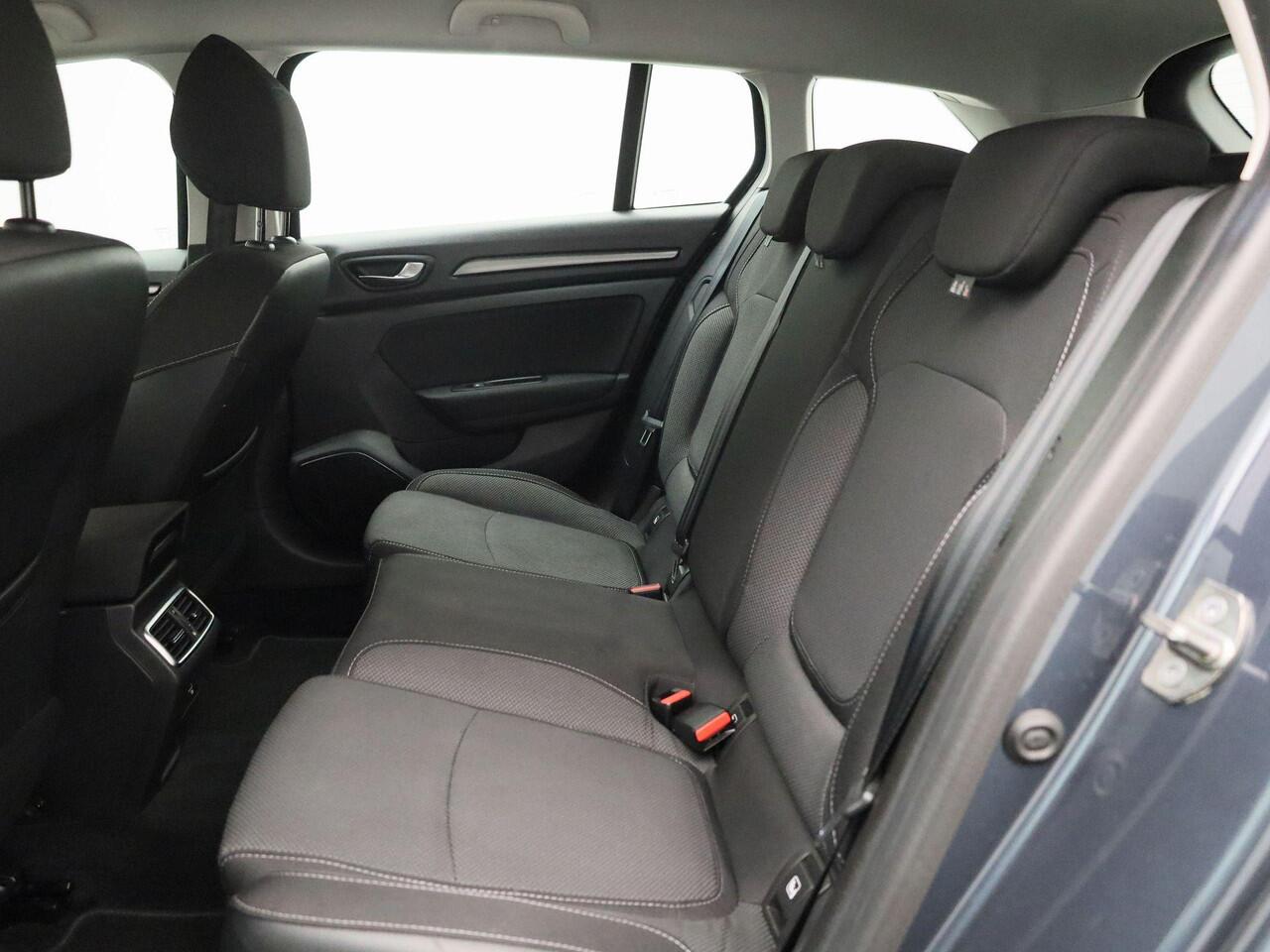 Renault MEGANE Estate 1.3 TCe 140 PK Equilibre Navigatie | Climate Control | Cruise Control | Parkeersensoren Voor en Achter | Apple Carplay & Android Auto