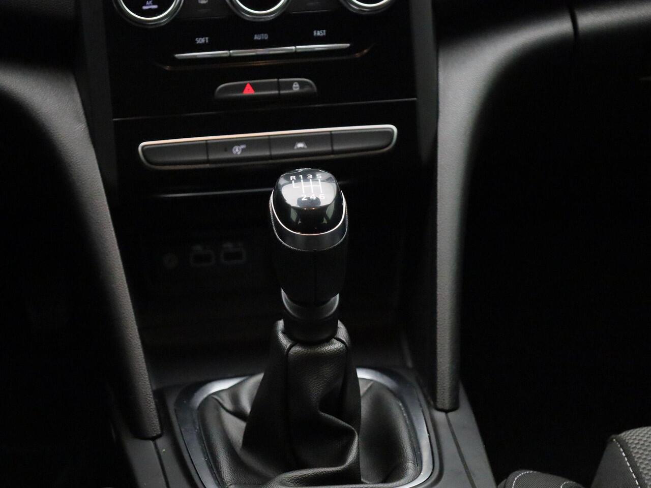 Renault MEGANE Estate 1.3 TCe 140 PK Equilibre Navigatie | Climate Control | Cruise Control | Parkeersensoren Voor en Achter | Apple Carplay & Android Auto