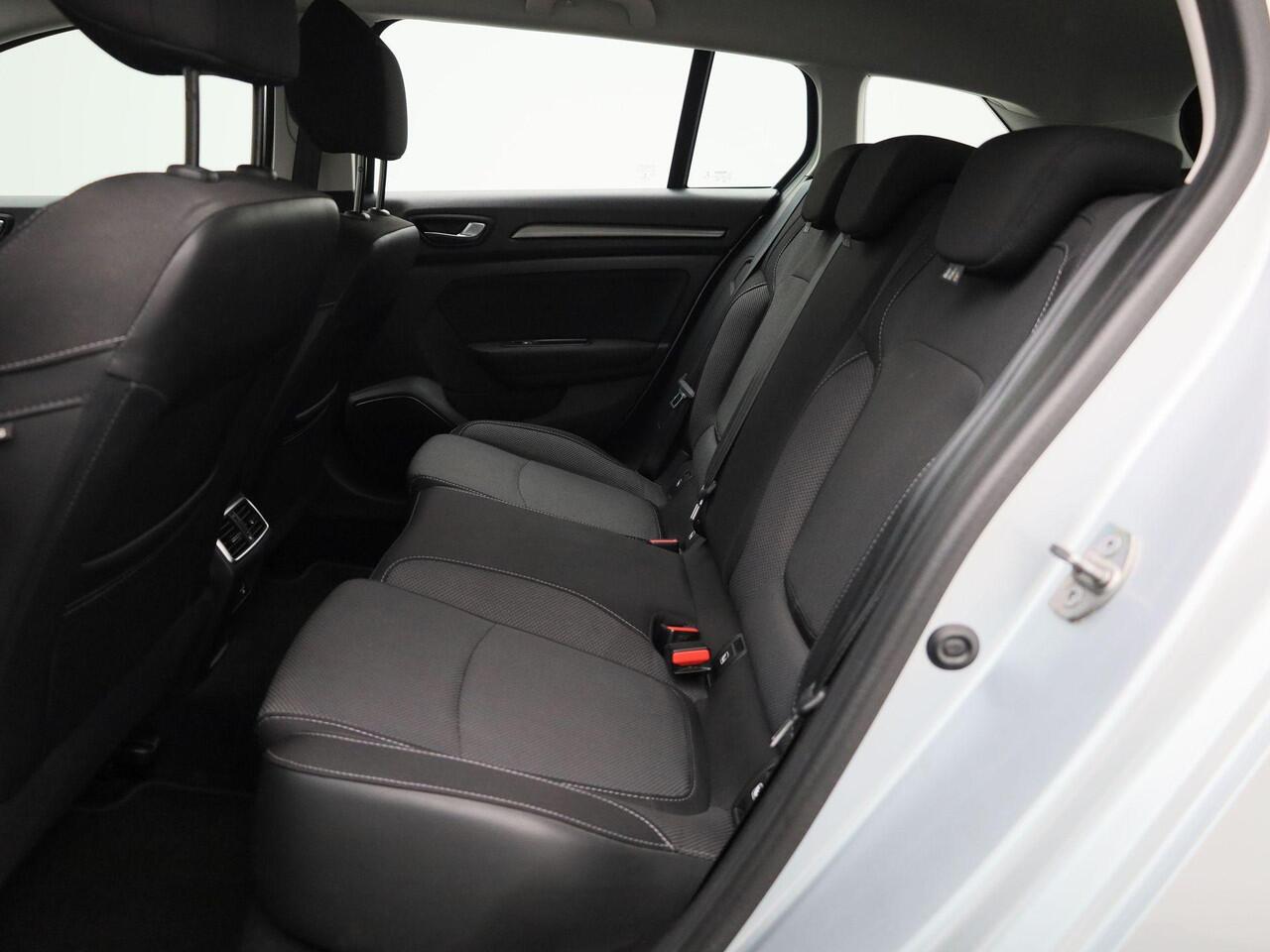 Renault MEGANE Estate TCe 140 Equilibre | Easy Link multimediasysteem met Apple CarPlay & Android Auto | Climate Control | Pack Style = lichtmetalen velgen + dakrails | Metaalkleur | Parkeersensoren v+a |