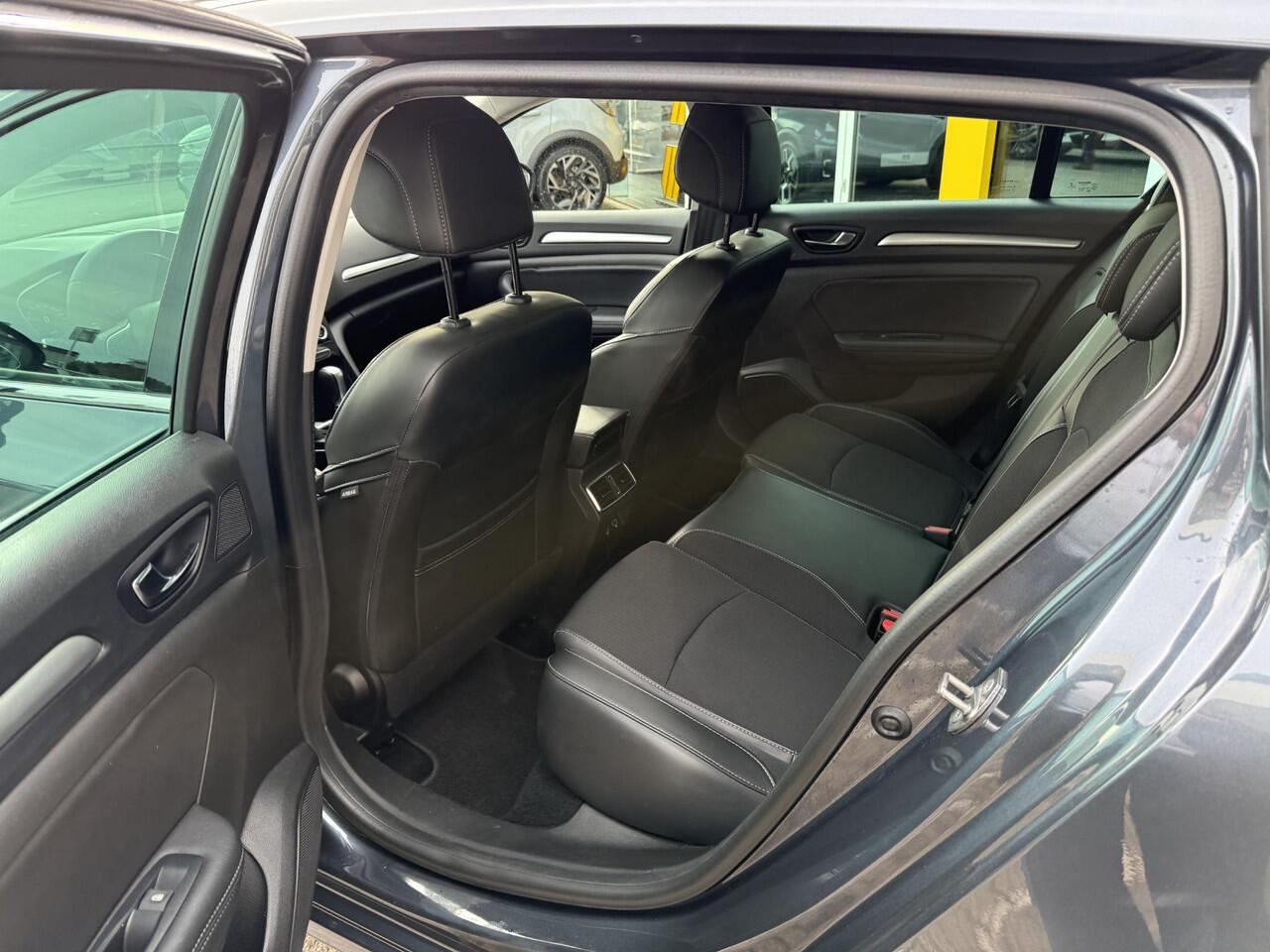 Renault MEGANE Estate 1.3 TCe 140 Techno | Trekhaak | NAP | Navigatie | Achteruitrijcamera | DAB | Key-less | Climate Control | LED | Dodehoek detectie |