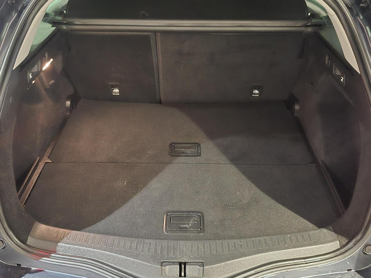 Renault MEGANE Estate 1.3 TCe 140 Techno 360 gr camera | Navigatie | L.m. Velgen