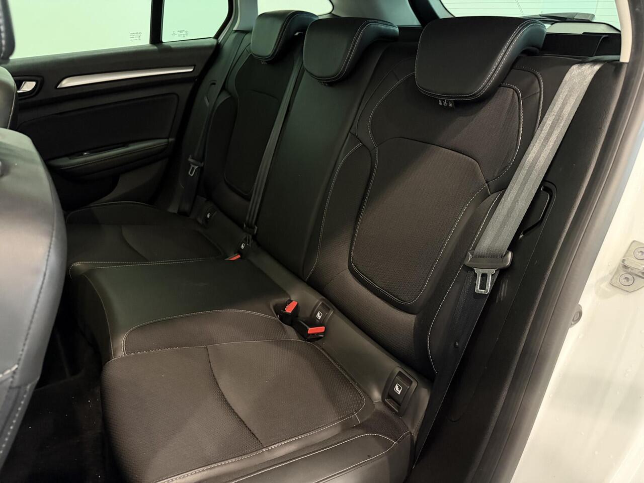 Renault MEGANE Estate 1.3 TCe 140 EDC Techno | Trekhaak 1.700 KG | All season banden | Dodehoek Detectie