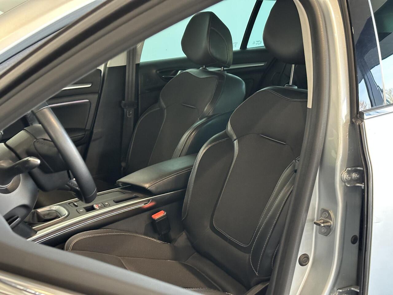 Renault MEGANE Estate 1.3 TCe 140 EDC Techno AUTOMAAT | TREKHAAK | PARKEERSENSOREN VOOR-/ACHTER | ACHTERUITRIJCAMERA | APPLE CARPLAY/ANDROID AUTO