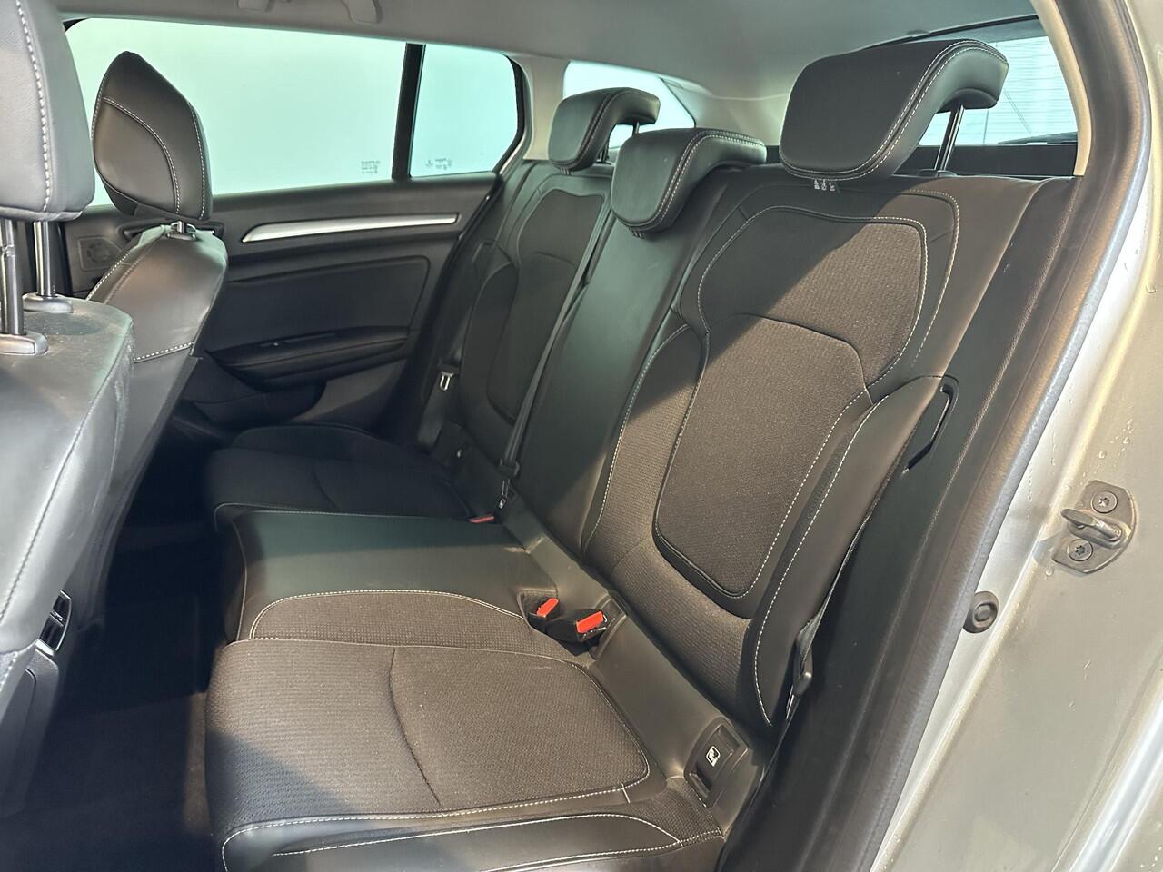 Renault MEGANE Estate 1.3 TCe 140 EDC Techno AUTOMAAT | TREKHAAK | PARKEERSENSOREN VOOR-/ACHTER | ACHTERUITRIJCAMERA | APPLE CARPLAY/ANDROID AUTO