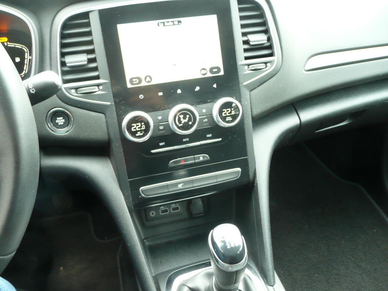 Renault MEGANE Estate 1.3 TCe 140 PARK ASSIST V + A/ NAVIGATIE AF FABRIEK EN DRAADLOZE APPLE CAR PLAY/ANDROID AUTO/ FULL LED + MISTLAMP LED VERLICHTING/ DAKRAILS SATIJN/ 4-SEIZOENS BANDEN/ ETC.. DEALER ONDERHOUDEN. RIJKLAAR!