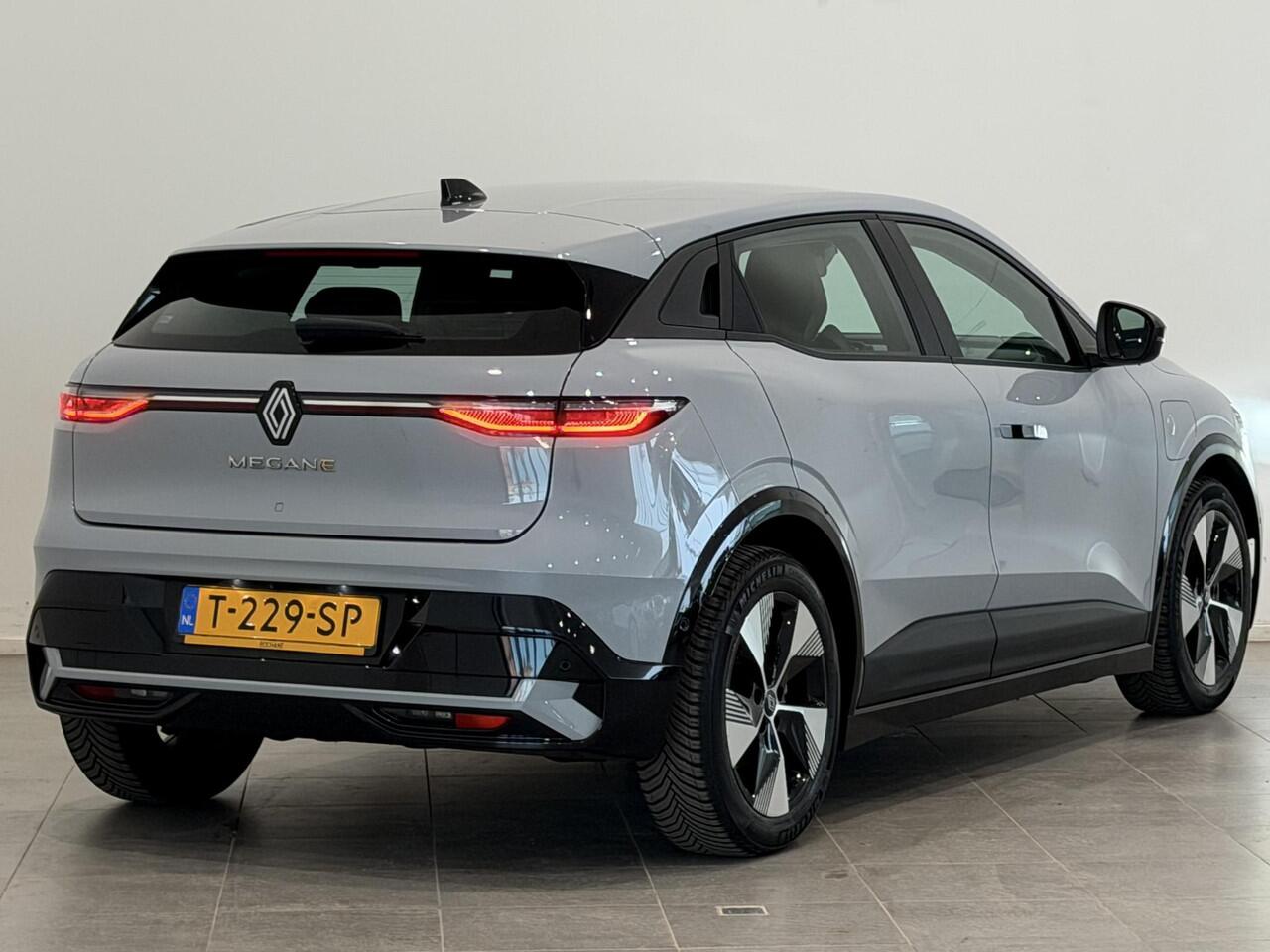 Renault MEGANE E-Tech EV60 220 Optimum Charge Evolution | 94,5% SOH | Warmtepomp | Stoel- en stuurverwarming | Parkeersensoren voor, achter en achteruitrijcamera | 1e eigenaar + dealer onderhouden!