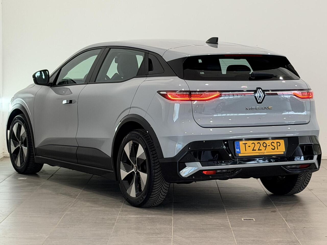 Renault MEGANE E-Tech EV60 220 Optimum Charge Evolution | 94,5% SOH | Warmtepomp | Stoel- en stuurverwarming | Parkeersensoren voor, achter en achteruitrijcamera | 1e eigenaar + dealer onderhouden!