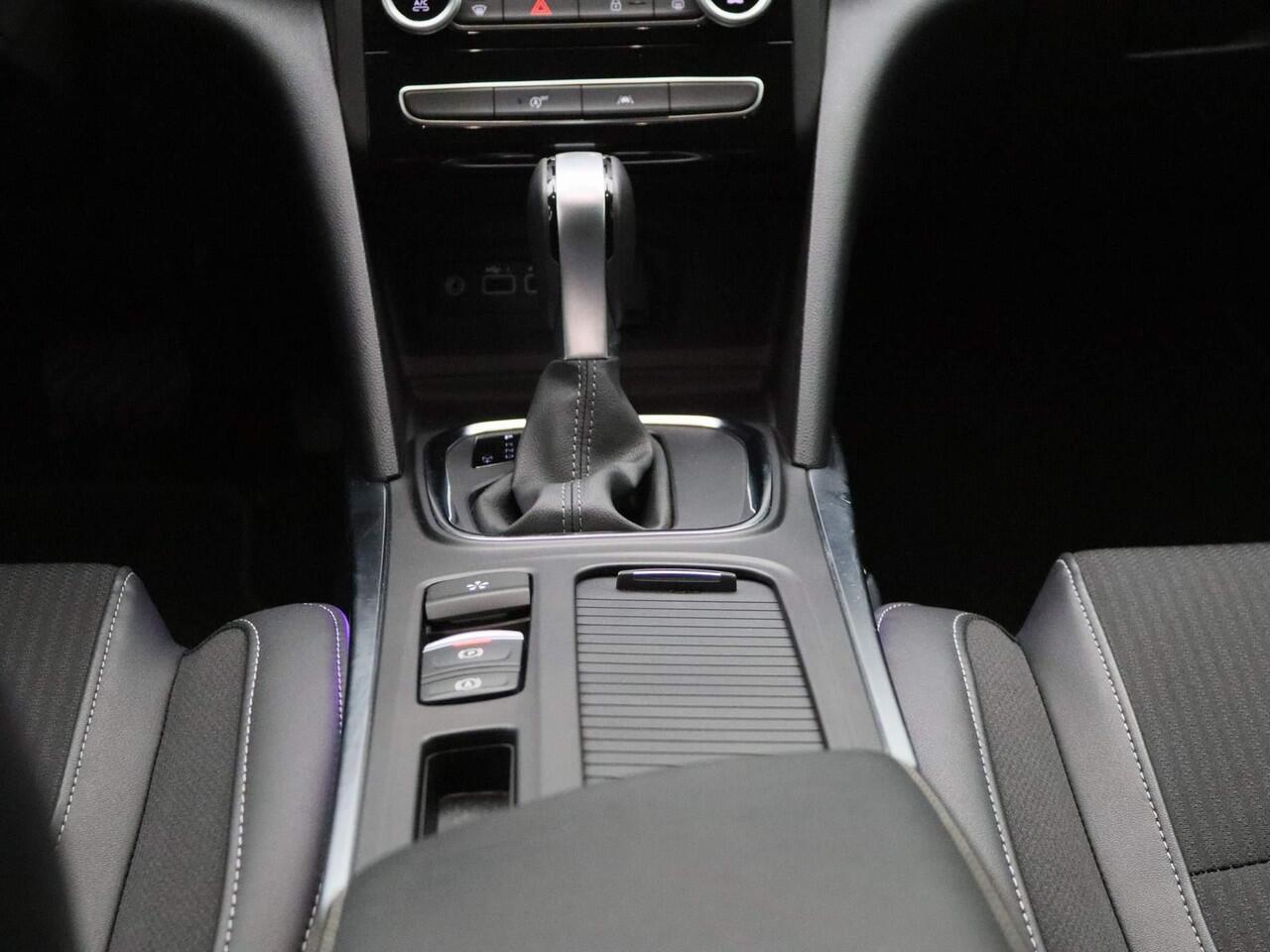 Renault MEGANE Estate 1.3 TCe 140Pk Techno | Navigatie | Apple & Android Carplay | Parkeersensoren Voor & Achter | Camera | Climate Control | Privacy Glass | Cruise Control | Keyless Entry | Trekhaak |
