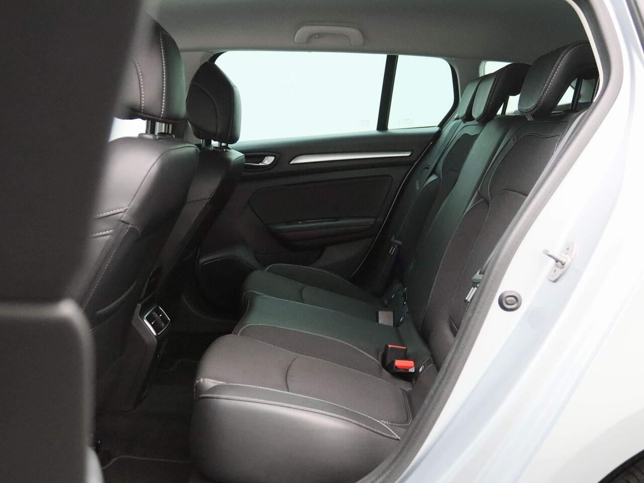 Renault MEGANE Estate 1.3 TCe 140Pk Techno | Navigatie | Apple & Android Carplay | Parkeersensoren Voor & Achter | Camera | Climate Control | Privacy Glass | Cruise Control | Keyless Entry | Trekhaak |