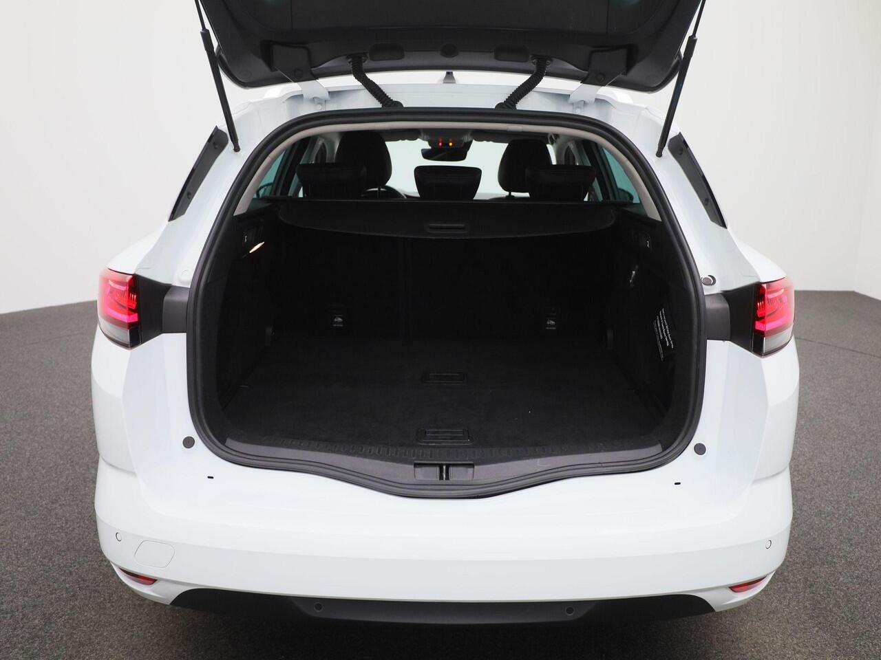 Renault MEGANE Estate 1.3 TCe 140 Techno | Stoel- & Stuurwielverwarming | 9,3" Full-Map Navigatie | Camera | PDC Voor + Achter | Climate Control | LED Pure Vision | Keyless | 17" LMV | Privacy Glass | Apple Carplay & Android Auto