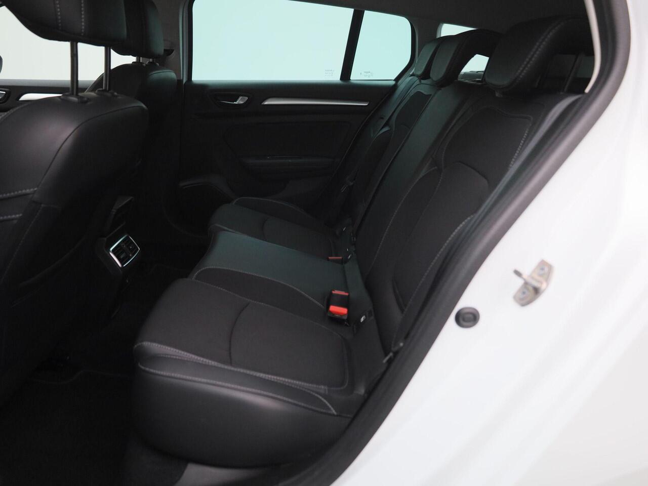 Renault MEGANE Estate 1.3 TCe 140 Techno | Stoel- & Stuurwielverwarming | 9,3" Full-Map Navigatie | Camera | PDC Voor + Achter | Climate Control | LED Pure Vision | Keyless | 17" LMV | Privacy Glass | Apple Carplay & Android Auto