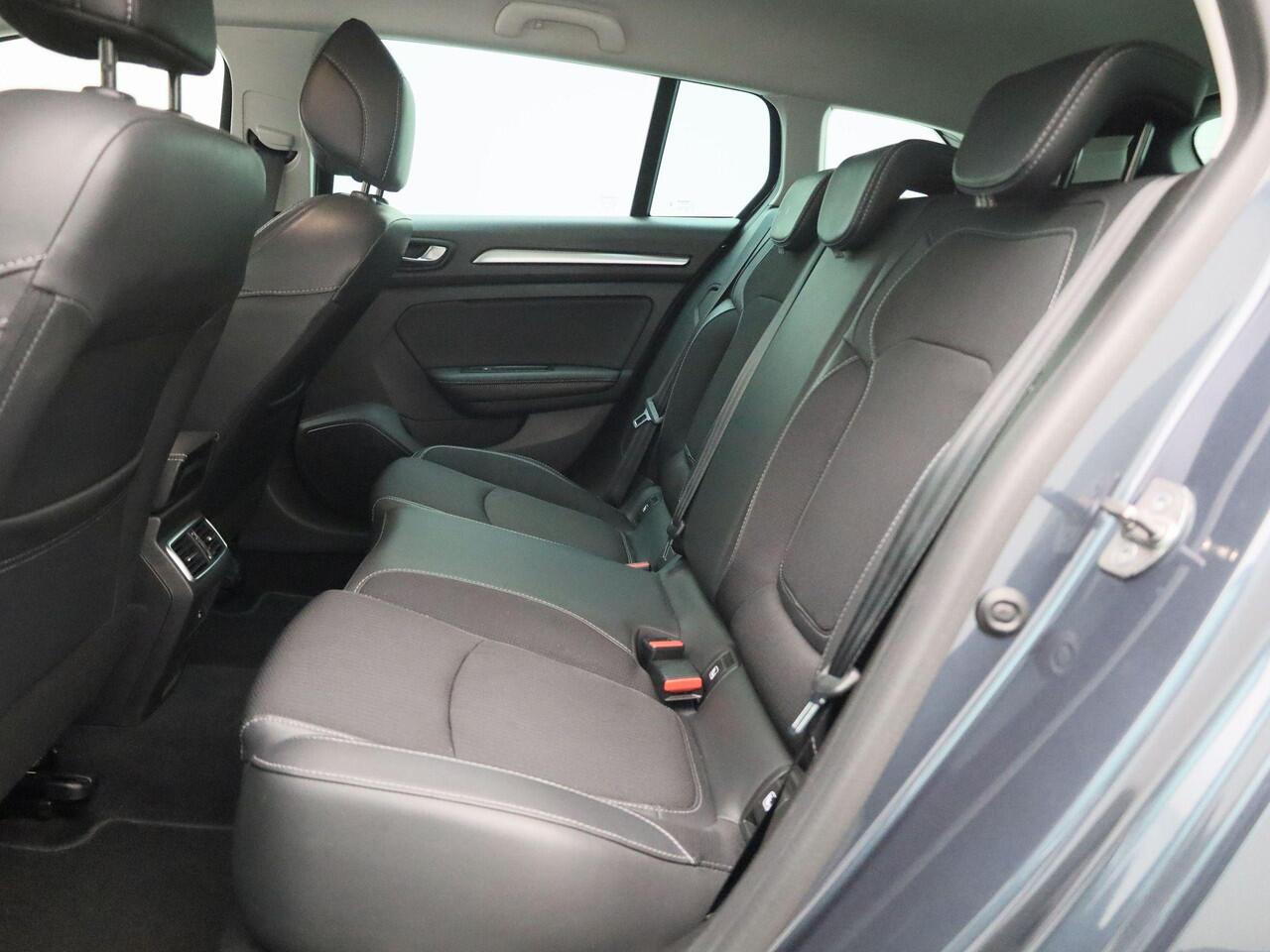 Renault MEGANE Estate TCe 140 EDC Automaat Techno | Climate Control | Apple Carplay & Android Auto | Navigatie | 17' Inch Lichtmetalen Velgen | Parkersensoren + Achteruitrijcamera |