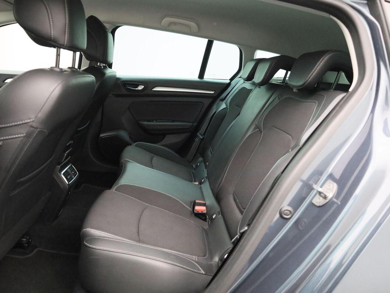 Renault MEGANE Estate 1.3 TCe 140Pk EDC Techno | Navigatie | Apple & Android Carplay | Climate Control | Parkeersensoren Voor & Achter | Camera | Stoel en Stuurverwarming | Licht en Regensensor | Privacy Glass | Cruise Control |