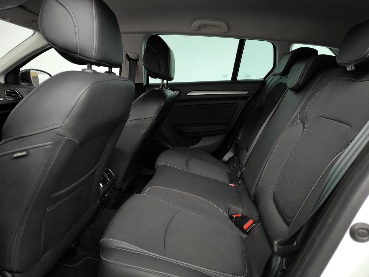 Renault MEGANE Estate 1.3 TCe 140 Techno | Camera | All season | Trekhaak | Navigatie | LED verlichting | Stuur & stoelverwarming |