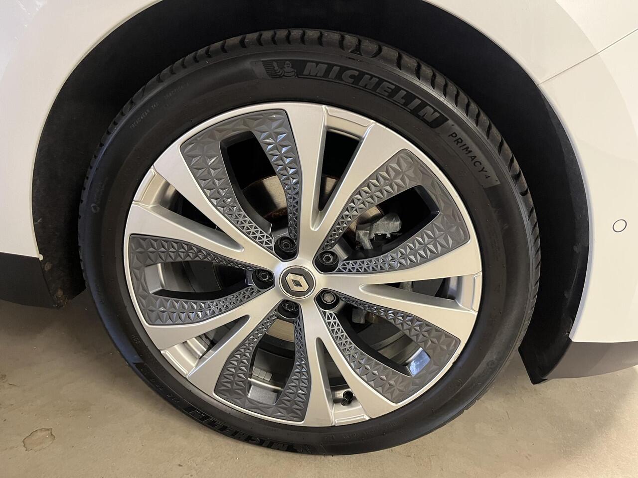 Renault SCENIC 1.3 TCe Bose / TREKHAAK / BOSE AUDIO / NAVIGATIE / CLIMATE CONTROLE / CRUISE CONTROLE / PARKEERSENSOREN.