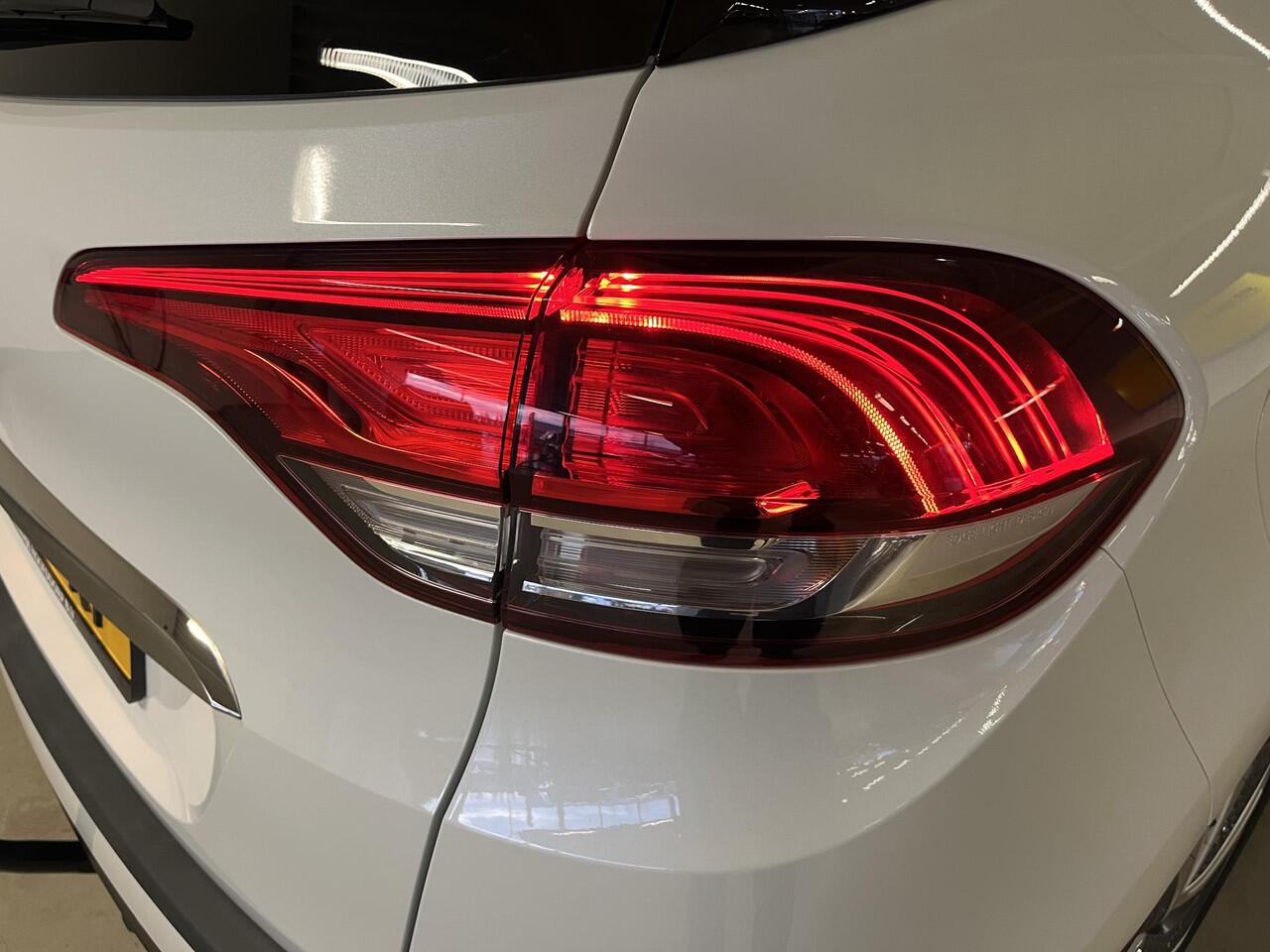 Renault SCENIC 1.3 TCe Bose / TREKHAAK / BOSE AUDIO / NAVIGATIE / CLIMATE CONTROLE / CRUISE CONTROLE / PARKEERSENSOREN.