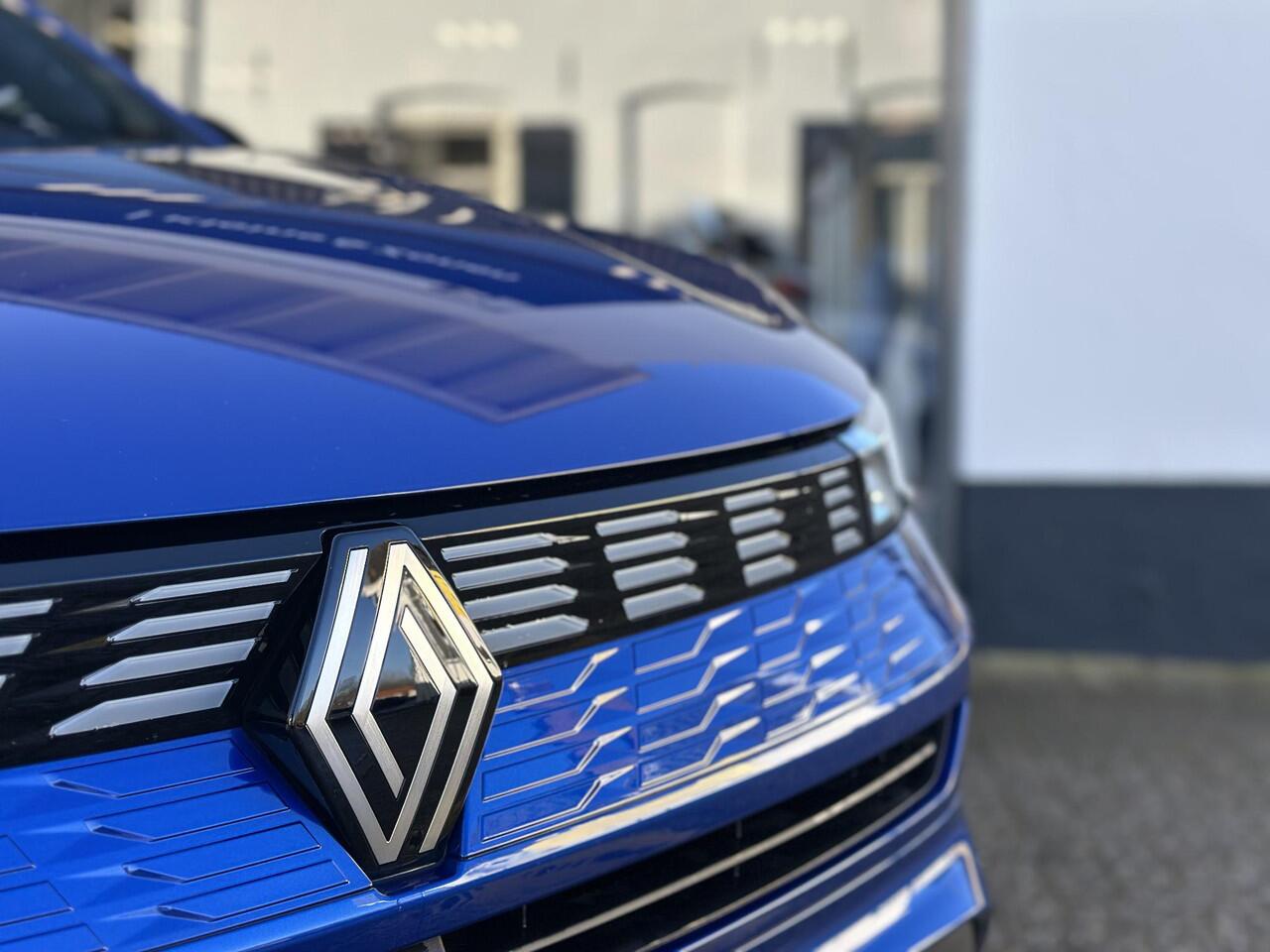 Renault Symbioz 1.8 E-Tech full hybrid 160 iconic | Nieuwe auto! | Nederlandse auto | Pack Light & Sound | elektrische bedienbare achterklep | Verwarmde voorstoelen + stuurwiel | 360* camera | Rijklaarprijs! | Winter en zomer banden |