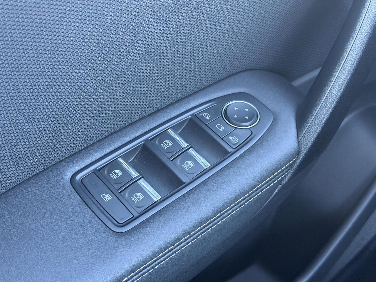 Renault Symbioz 1.6 E-Tech full hybrid 145 iconic / Fabrieksgarantie tot 05-2027 / All season banden / Stuur & Stoelverwarming / Rondomzicht camera / Adaptie cruise control / Elektrische klep / Apple Carplay Android Auto /