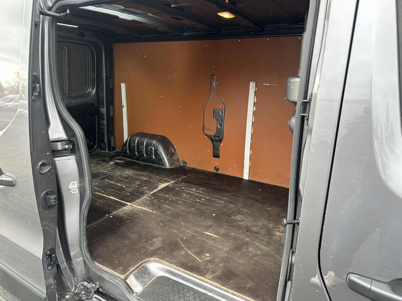 Renault TRAFIC 1.6 dCi T29 L2H1*A/C*CRUISE*HAAK*3-PERS.*NAVI*TEL*