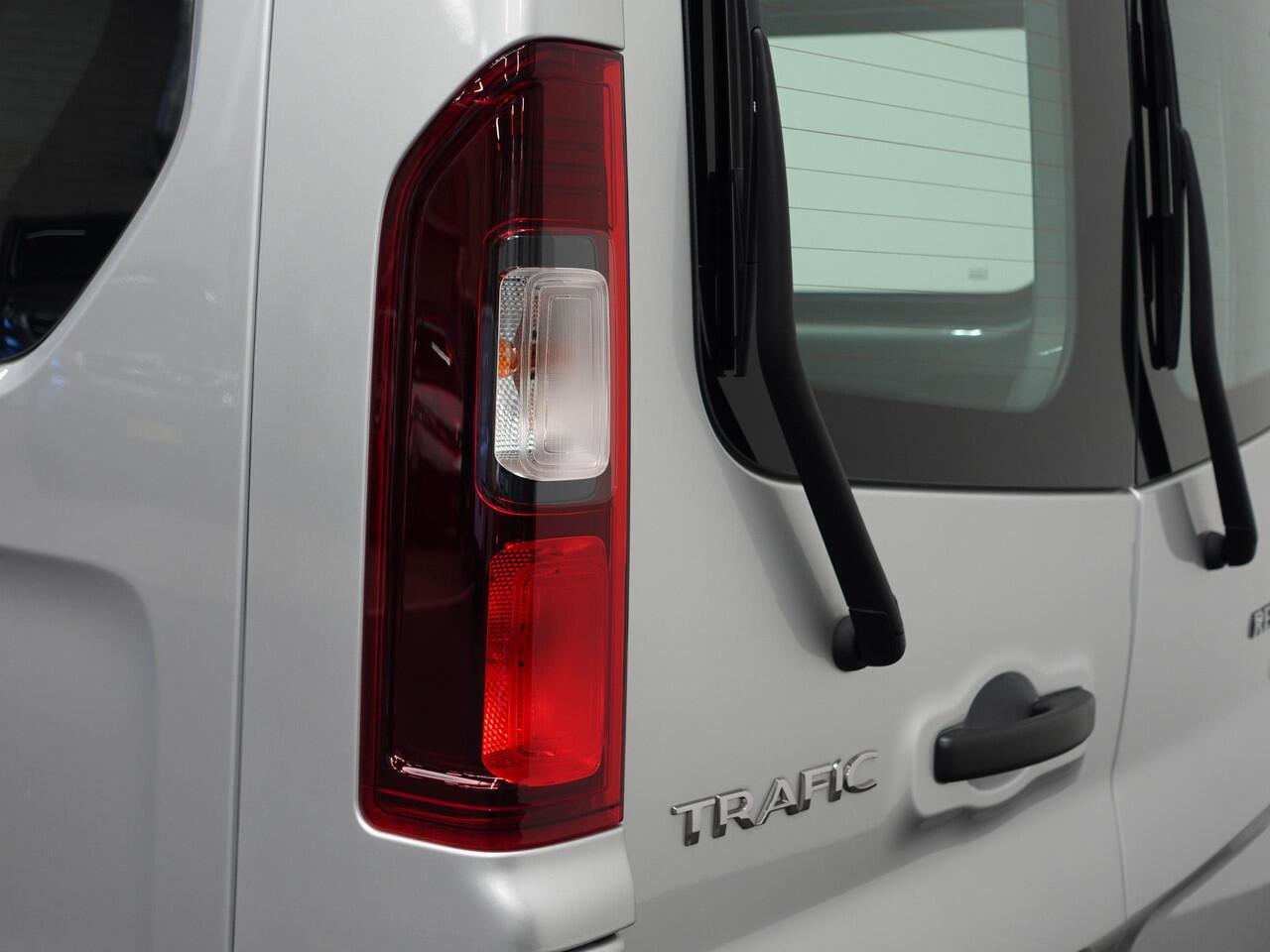 Renault TRAFIC Passenger 2.0 dCi 120 L2H1 9 Persoons Airco Bluetooth Led Parkeersensoren