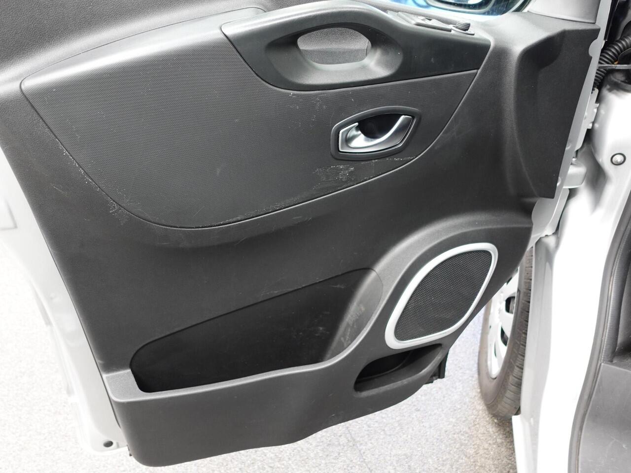 Renault TRAFIC Passenger 2.0 dCi 120 L2H1 9 Persoons Airco Bluetooth Led Parkeersensoren