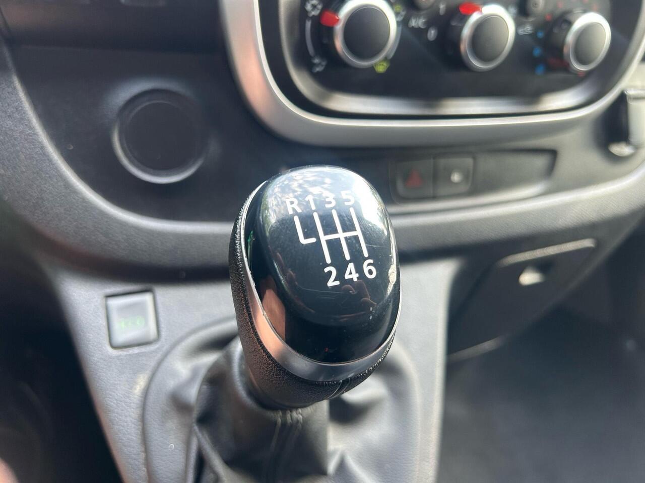 Renault TRAFIC 1.6 dCi 95 T27 L1H1 Comfort EU6 | Trekhaak | wegklapbare dakdragers | Airco | Navi |