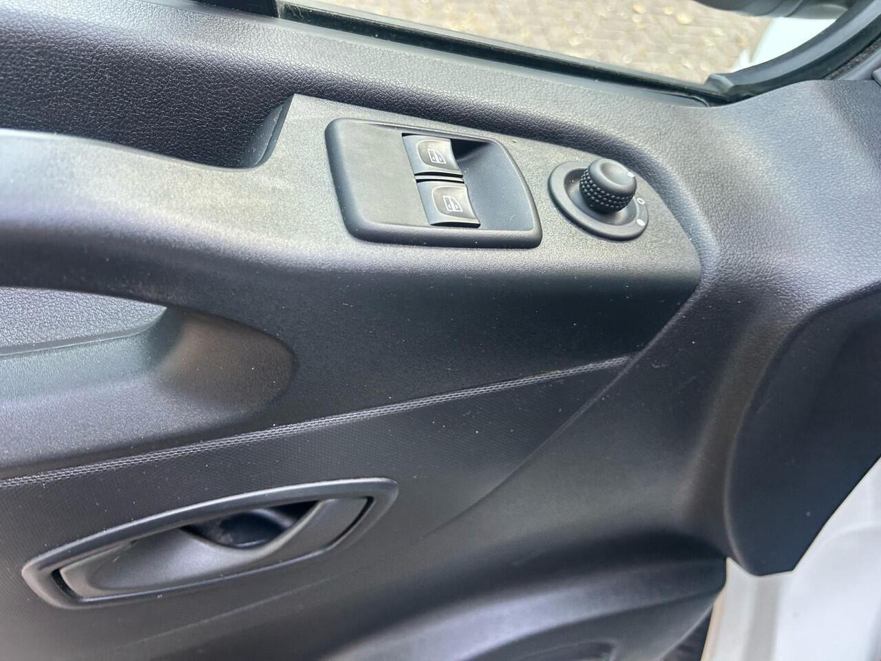 Renault TRAFIC 1.6 dCi 95 T27 L1H1 Comfort EU6 | Trekhaak | wegklapbare dakdragers | Airco | Navi |