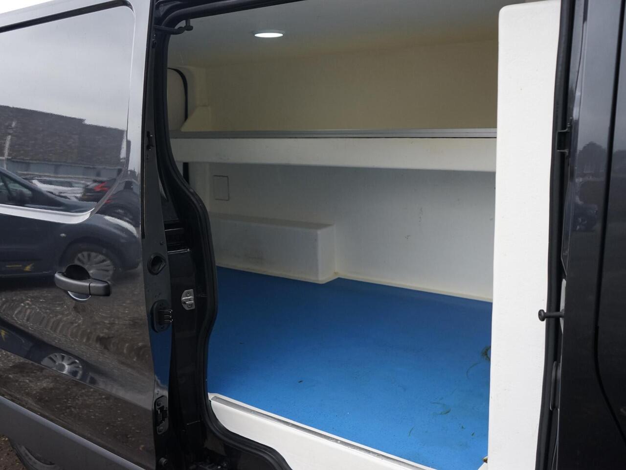 Renault TRAFIC 2.0 dCi 145 T29 L2H1 Comfort AUTOMAAT / Polyester Laadruimte!! / Orig. NL / 1ste eigenaar / LM velgen / Trekhaak / LED / Leder stoelhoezen /