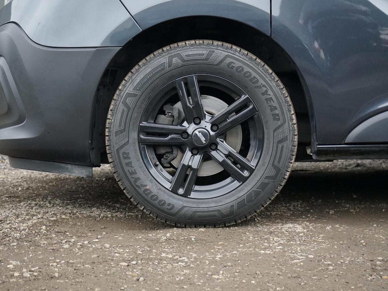 Renault TRAFIC 2.0 dCi 145 T29 L2H1 Comfort AUTOMAAT / Polyester Laadruimte!! / Orig. NL / 1ste eigenaar / LM velgen / Trekhaak / LED / Leder stoelhoezen /