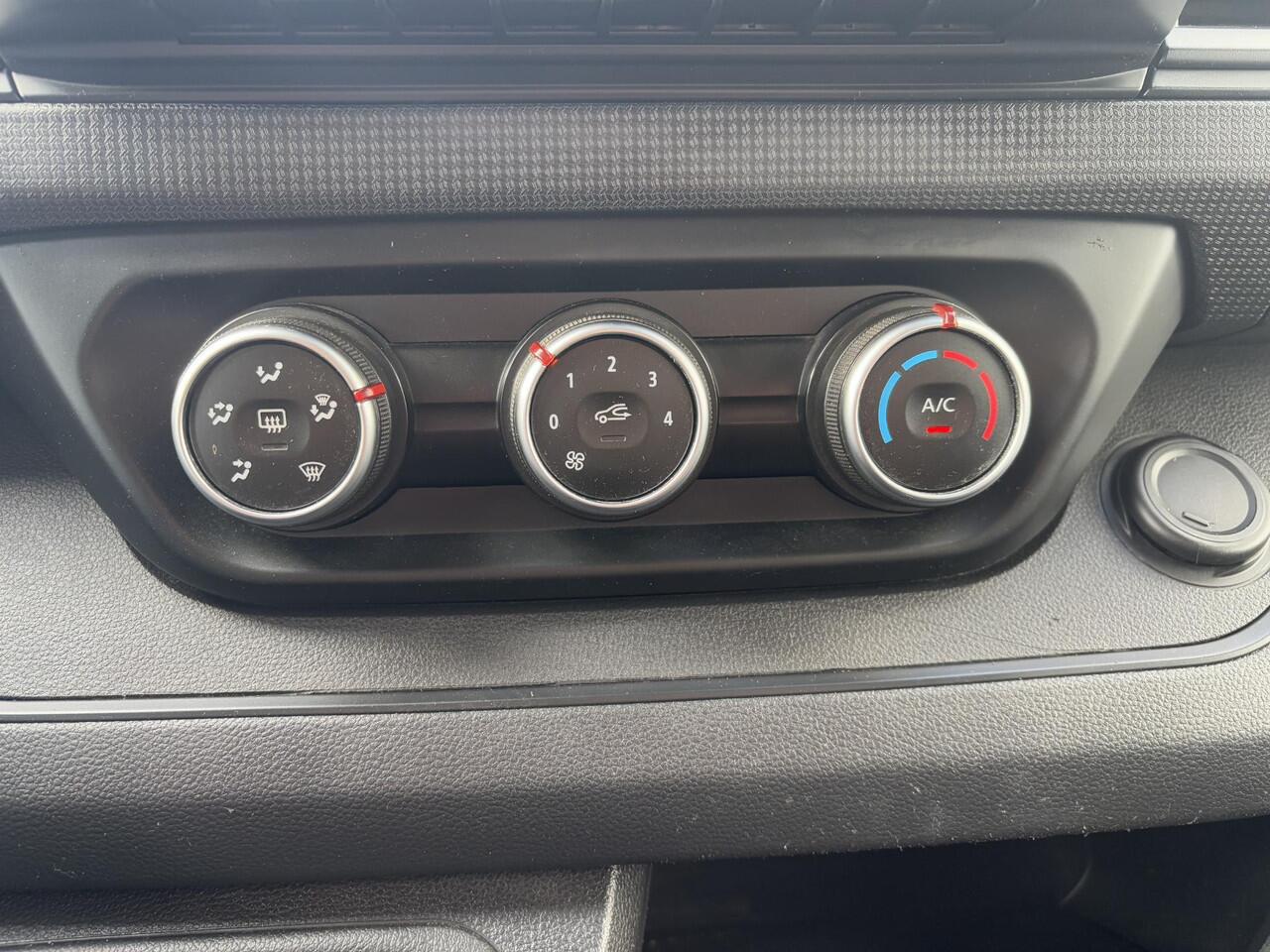 Renault TRAFIC 2.0 dCi 110 T30 L2H1*A/C*CRUISE*NAV*HAAK*3PERS*TEL