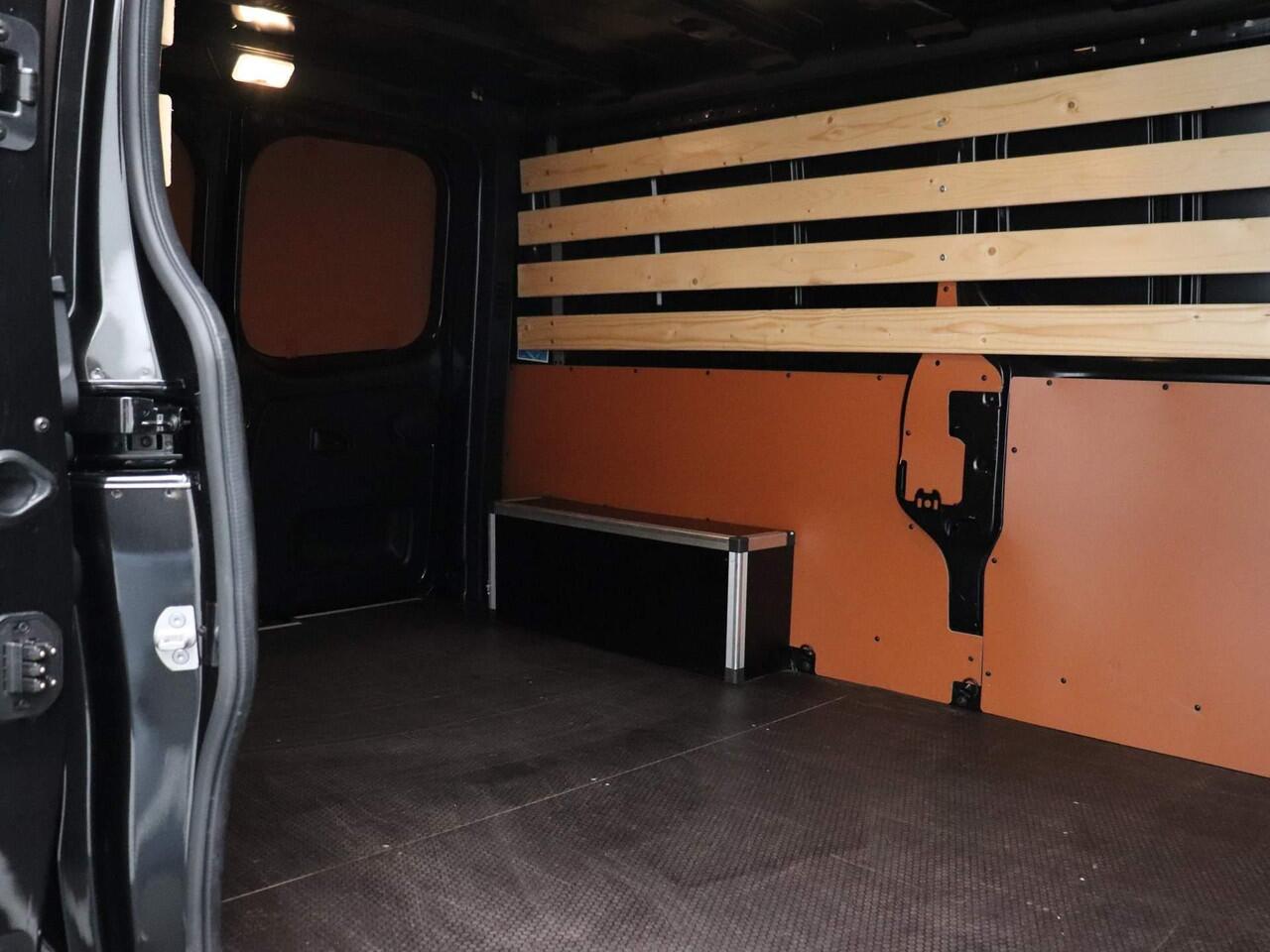 Renault TRAFIC 2.0 dCi 130 T30 L2H1 Comfort | Airco | Parkeersensoren | Zijschuifdeur | Laadvloer | Lat-wand betimmering en wielkastbescherming |