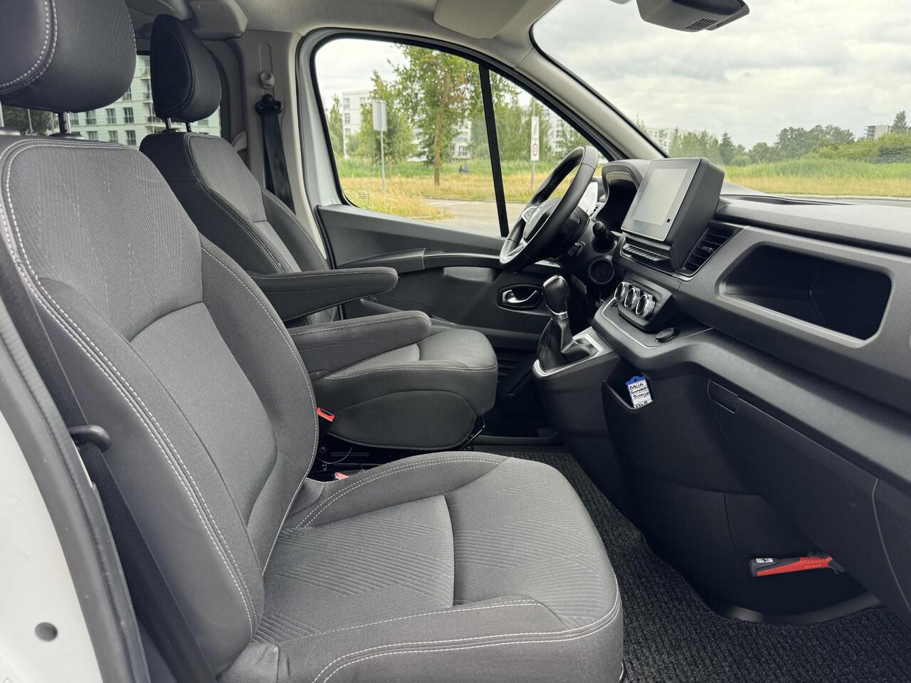 Renault TRAFIC 2.0 dCi 150 EDC L2H1 DC Luxe | DUBBEL CABINE | BLACK EDITION | SIDE BARS | TREKHAAK | NAVIGATIE | PARKEERCAMERA |