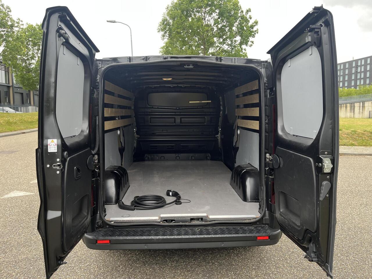 Renault TRAFIC E-Tech T29 L2H1 Advance 52 kWh Renault Trafic E-Tech T29 L2H1 52 kWh ANDROID AUTO / APPLE CARPLAY / AIRCO / NAVIGATIE / PARKEERSENSOREN+CAMERA.