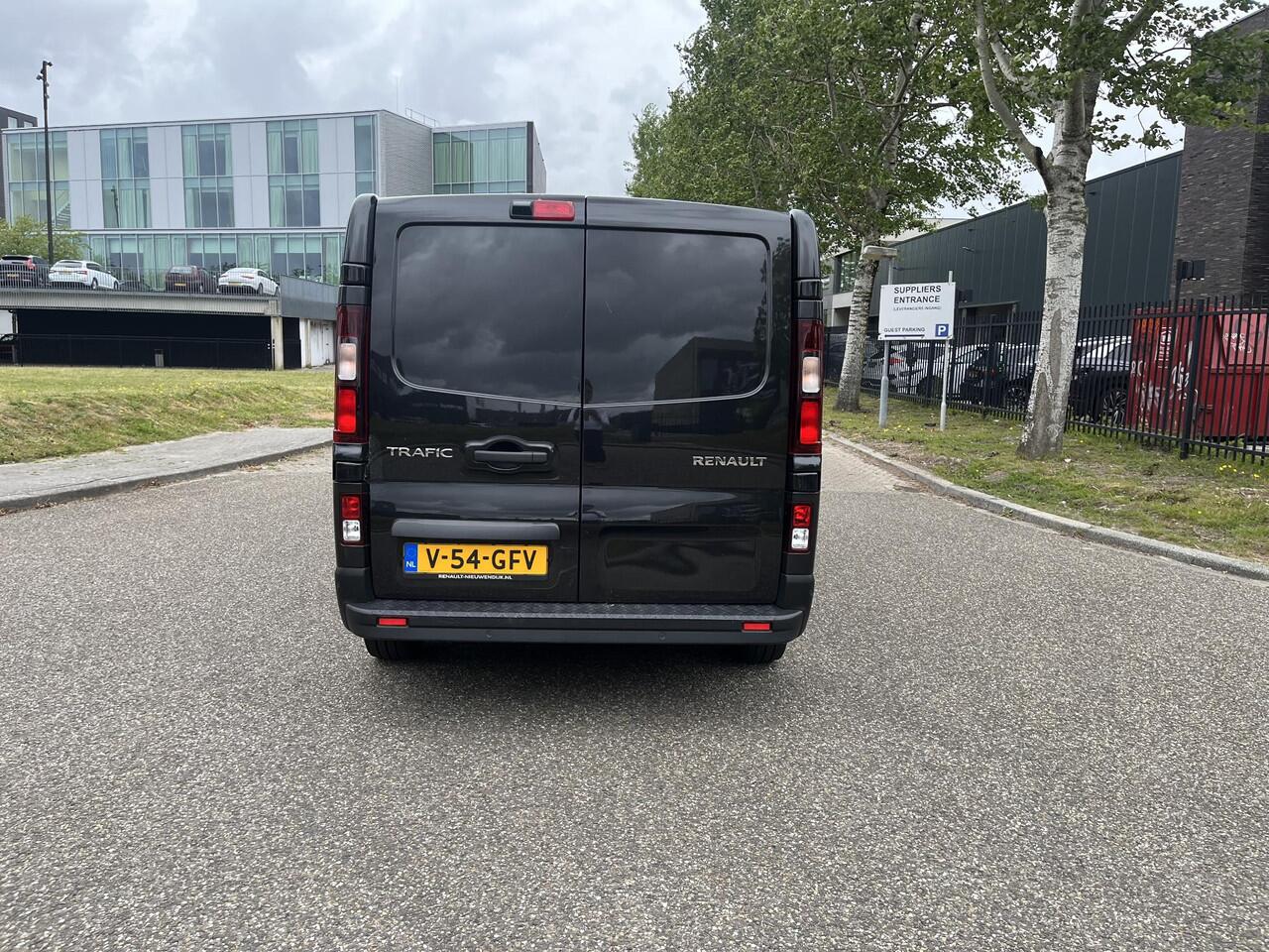 Renault TRAFIC E-Tech T29 L2H1 Advance 52 kWh Renault Trafic E-Tech T29 L2H1 52 kWh ANDROID AUTO / APPLE CARPLAY / AIRCO / NAVIGATIE / PARKEERSENSOREN+CAMERA.