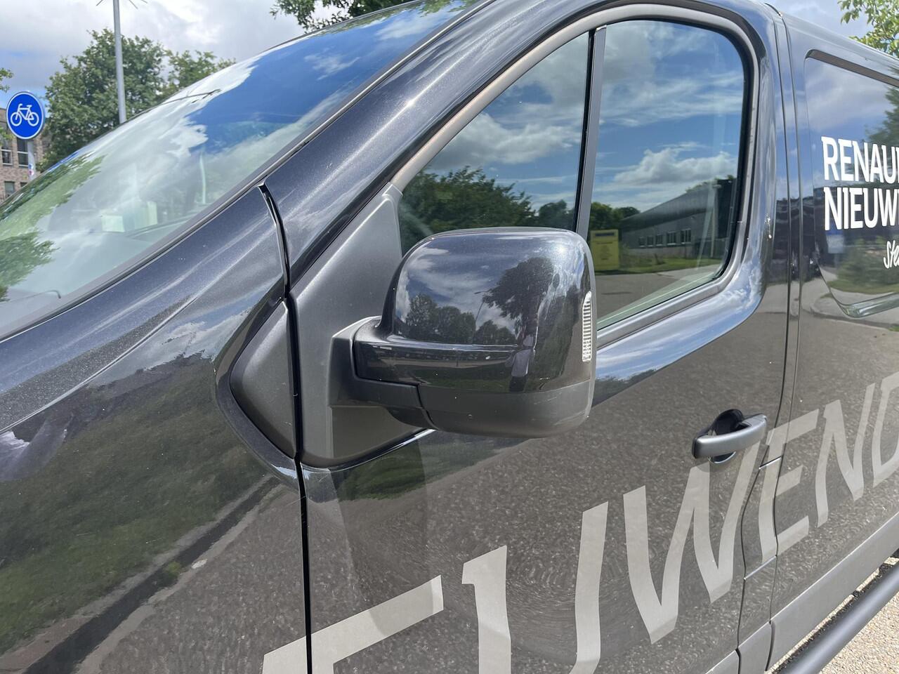 Renault TRAFIC 2.0 dCi 130 T30 L2H1 Work Edition / Demo Amsterdam West / PACK PARKING / EASY LINK NAVIGATIESYSTEEM / LED VERLICHTING IN LAADRUIMTE / VIERSEIZOENBANDEN /