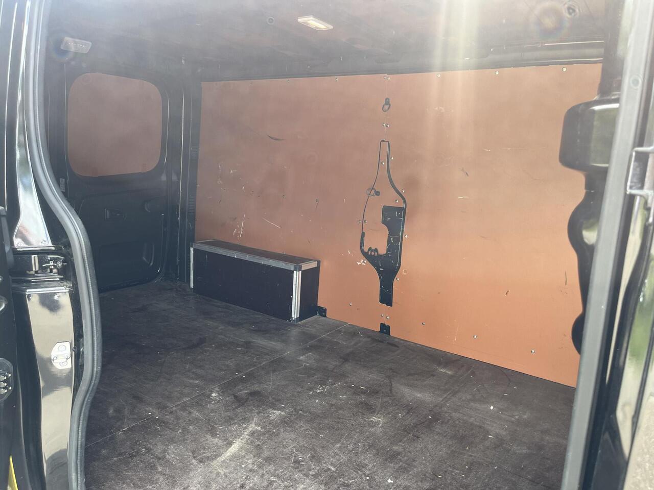 Renault TRAFIC 2.0 dCi 130 T30 L2H1 Work Edition / Demo Amsterdam West / PACK PARKING / EASY LINK NAVIGATIESYSTEEM / LED VERLICHTING IN LAADRUIMTE / VIERSEIZOENBANDEN /