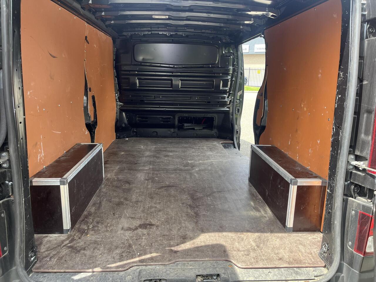 Renault TRAFIC 2.0 dCi 130 T30 L2H1 Work Edition / Demo Amsterdam West / PACK PARKING / EASY LINK NAVIGATIESYSTEEM / LED VERLICHTING IN LAADRUIMTE / VIERSEIZOENBANDEN /