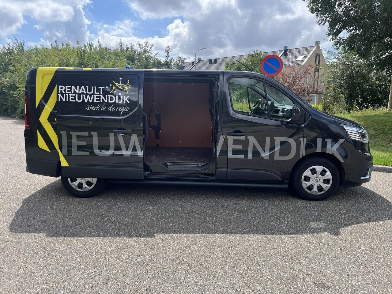 Renault TRAFIC 2.0 dCi 130 T30 L2H1 Work Edition / Demo Amsterdam West / PACK PARKING / EASY LINK NAVIGATIESYSTEEM / LED VERLICHTING IN LAADRUIMTE / VIERSEIZOENBANDEN /