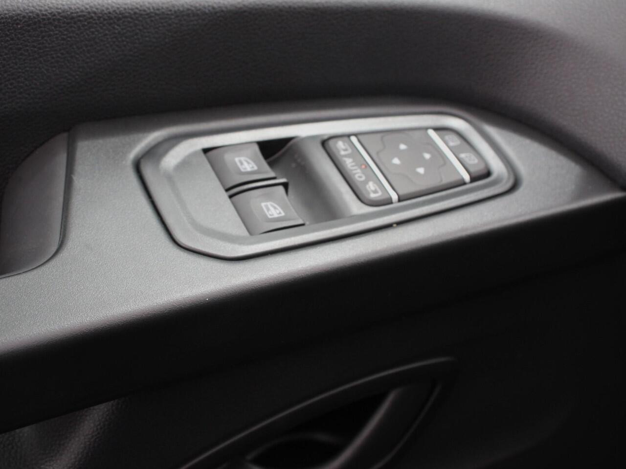 Renault TRAFIC 2.0 Blue dCi 150 EDC T30 L2H1 Advance Navigatie Airco Lichtmetalen velgen Betimmering Trekhaak Camera Parkeer sensoren Dab