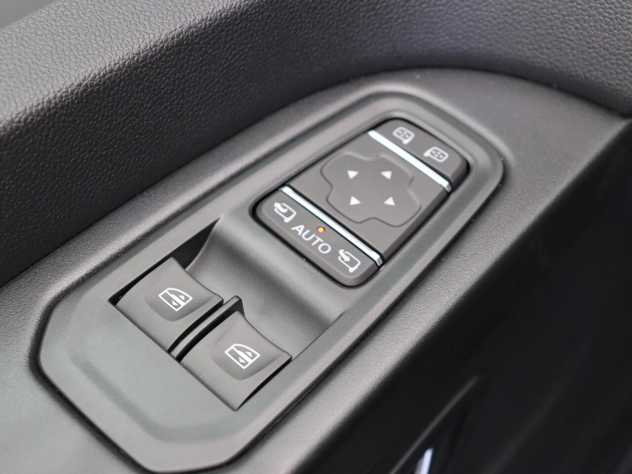 Renault TRAFIC 2.0 dCi EDC 170pk T29 L2H1 Extra DC | Dubbel cabine | Anniversary | Sidebars | Zwarte logo's | Glasslook |