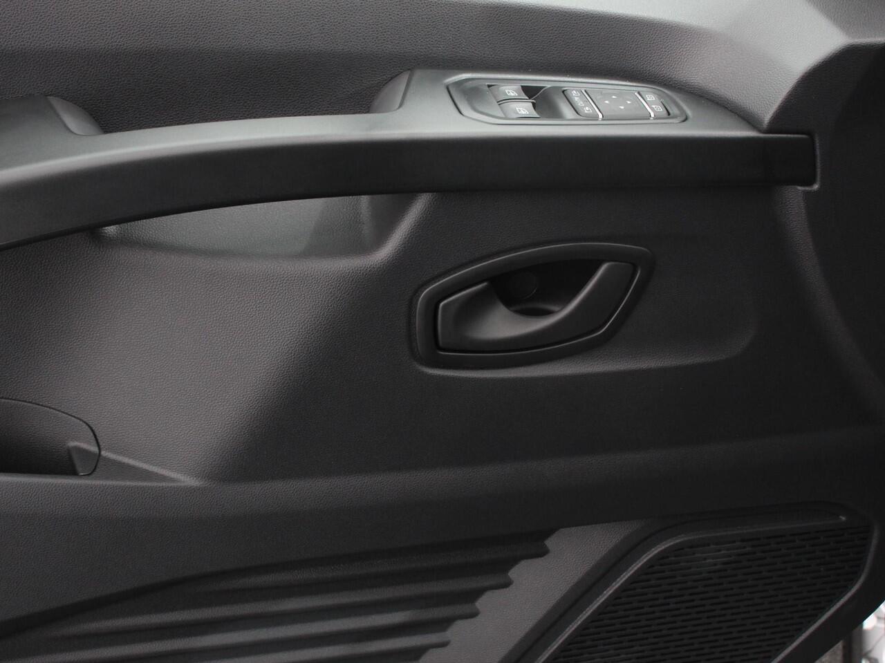 Renault TRAFIC 2.0 Blue dCi 150 Automaat T30 L2H1 Advance Navigatie Airco Lichtmetalen velgen Betimmering Trekhaak Camera Parkeer sensoren Dab