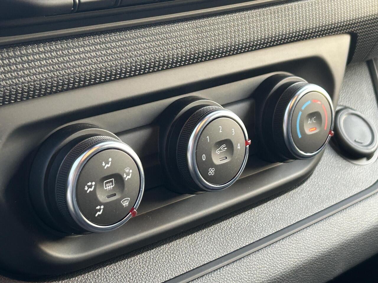 Renault TRAFIC 2.0 dCi 130 T30 L2H1 Black Edition | Side Bars | 200 km | BPM vrij |