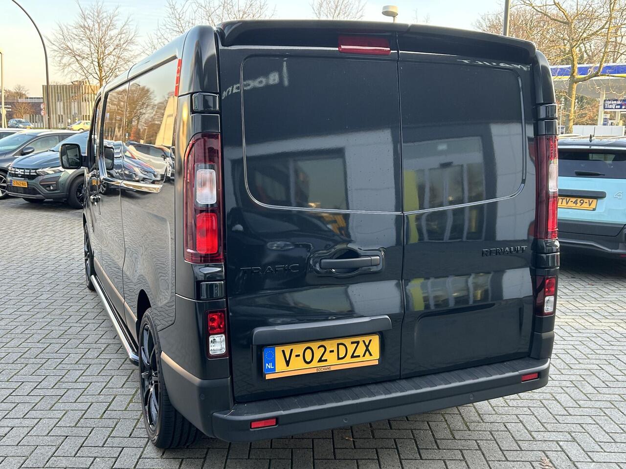 Renault TRAFIC 2.0 dCi 130 T30 L2H1 Black Edition | Side Bars | 200 km | BPM vrij |