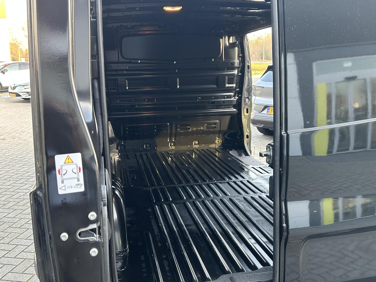 Renault TRAFIC 2.0 dCi 130 T30 L2H1 Black Edition | Side Bars | 200 km | BPM vrij |