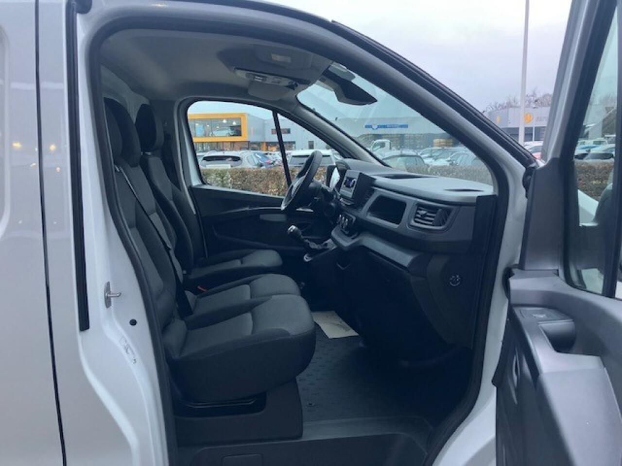 Renault TRAFIC 2.0 D 130pk L1H1 - sensoren - trekhaak - keyless
