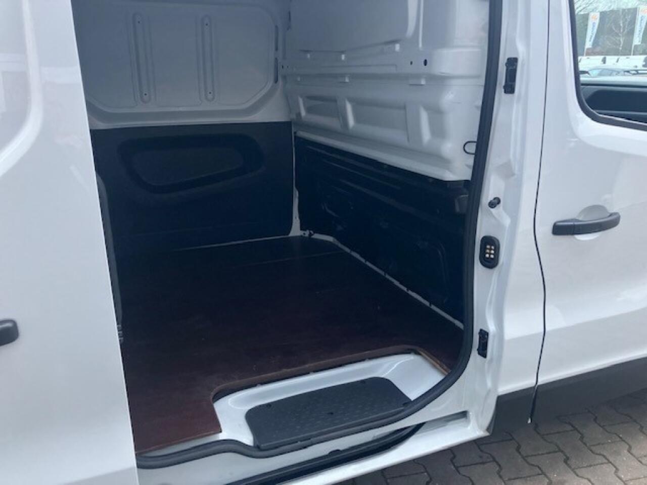 Renault TRAFIC 2.0 D 130pk L1H1 - sensoren - trekhaak - keyless