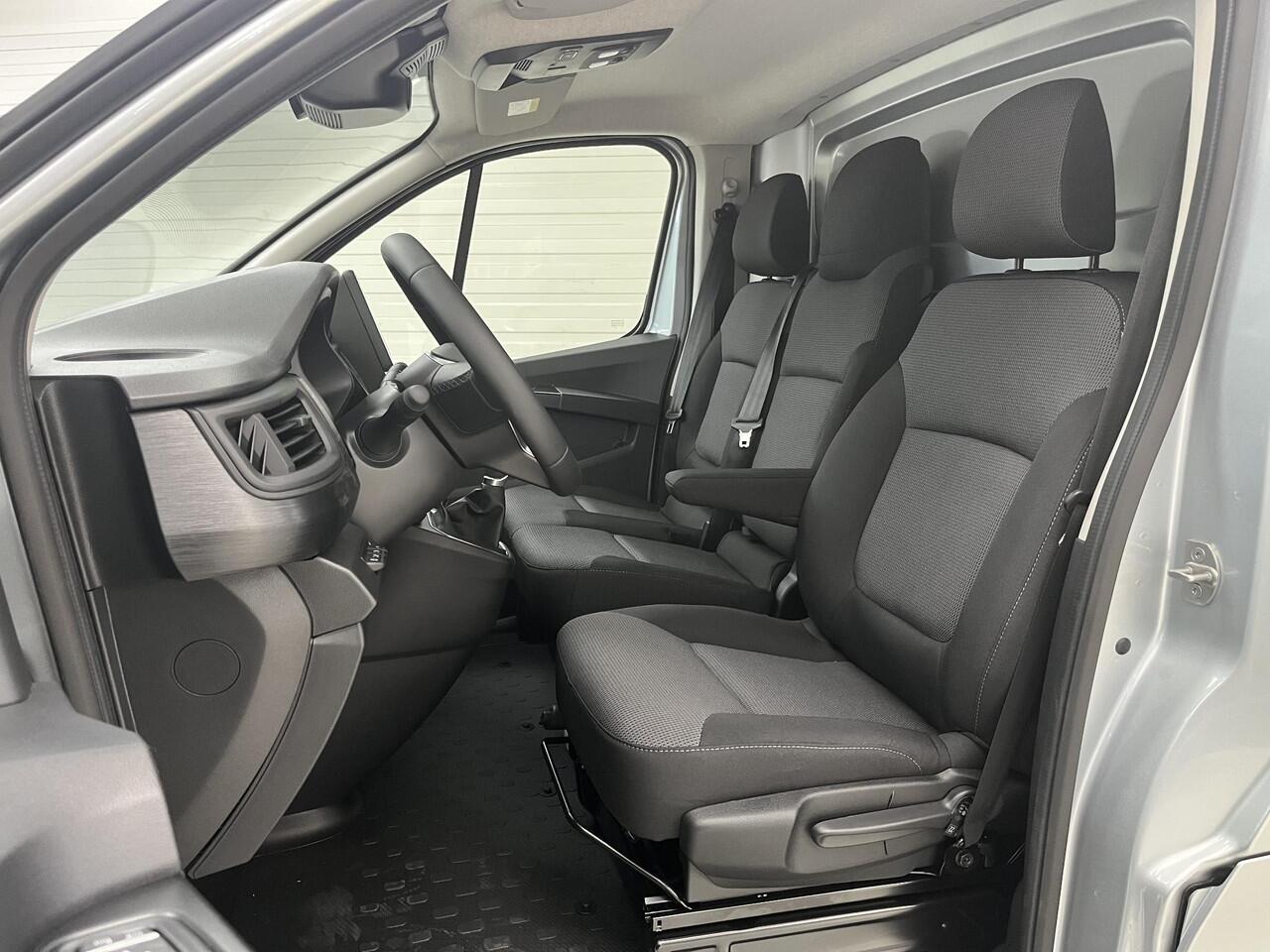 Renault TRAFIC E-Tech T29 L2H1 Advance 52 kWh / 3 Zitplaatsen / Achteruitrijcamera / Parkeersensoren Voor & Achter / Uit Voorraad Leverbaar / Apple Carplay/Android Auto /